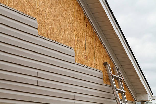 Professional Siding technician working in Dalmatia, PA